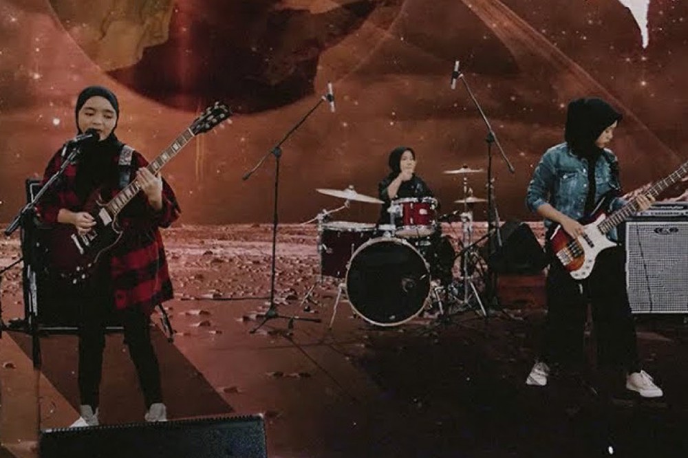 Indonesia’s Voice of Baceprot Deliver Tom Morello-Approved RATM ‘Testify’ Cover Indonesia’s Voice of Baceprot Deliver Tom Morello-Approved RATM ‘Testify’ Cover