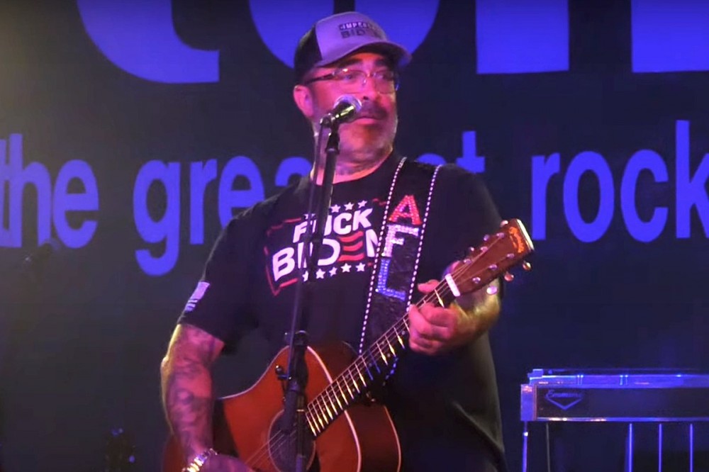 Aaron Lewis Gets Wasted Onstage, Accidentally Performs ‘It’s Been Awhile’ Twice Aaron Lewis Gets Wasted Onstage, Accidentally Performs ‘It’s Been Awhile’ Twice