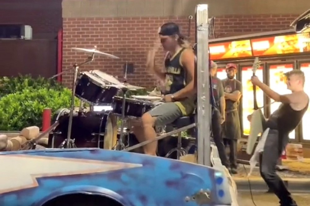 Rock Band Invades Wendy’s Drive-Thru, Save Friend From Working Late Rock Band Invades Wendy’s Drive-Thru, Save Friend From Working Late