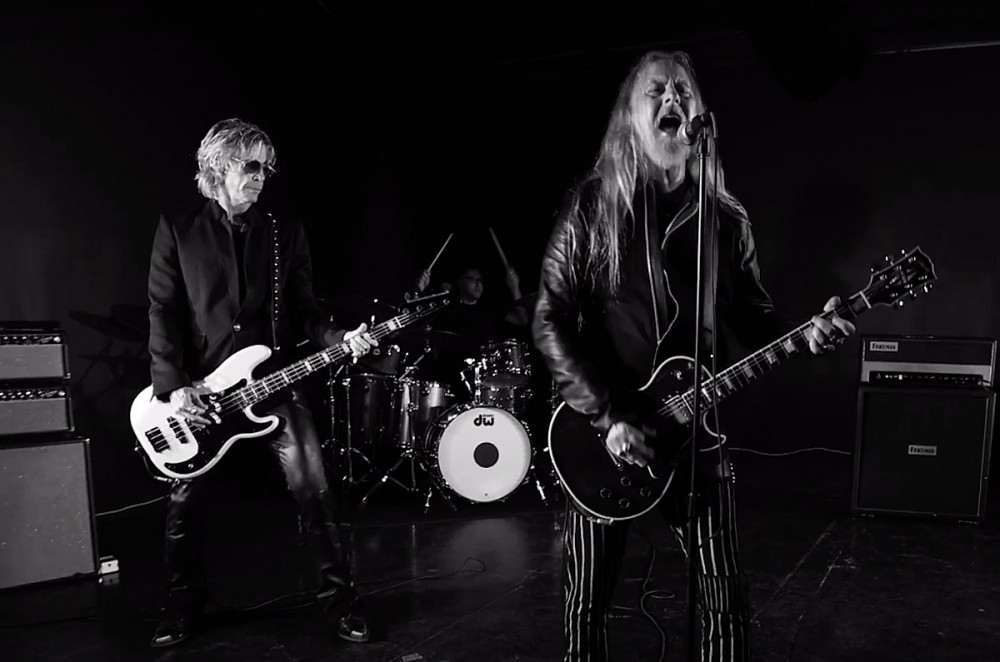 Alice in Chains’ Jerry Cantrell Drops New Song ‘Atone’ With Duff McKagan + More Alice in Chains’ Jerry Cantrell Drops New Song ‘Atone’ With Duff McKagan + More
