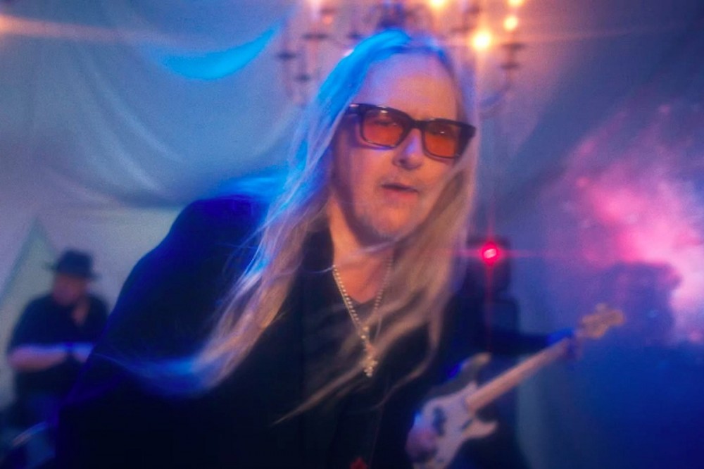 Alice in Chains’ Jerry Cantrell Drops New Solo Song ‘Brighten’ Alice in Chains’ Jerry Cantrell Drops New Solo Song ‘Brighten’