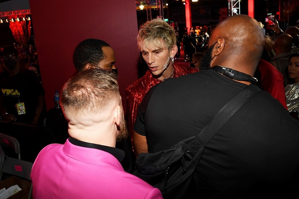 Machine Gun Kelly and Conor McGregor Got Into a Fight on the 2021 VMAs Red Carpet Machine Gun Kelly and Conor McGregor Got Into a Fight on the 2021 VMAs Red Carpet