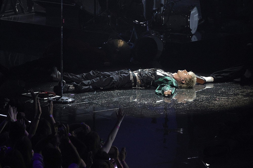 Machine Gun Kelly and Travis Barker Close Out 2021 VMAs with ‘Papercuts’ Machine Gun Kelly and Travis Barker Close Out 2021 VMAs with ‘Papercuts’
