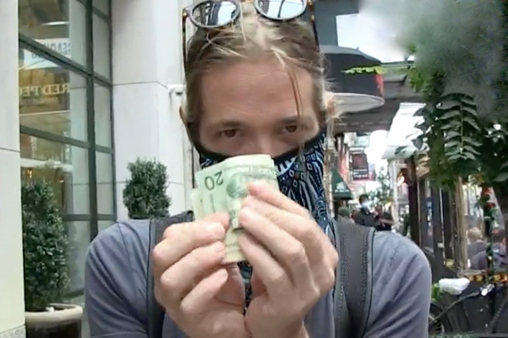 Watch Foo Fighters’ Taylor Hawkins Trade Autographs for Cash Watch Foo Fighters’ Taylor Hawkins Trade Autographs for Cash