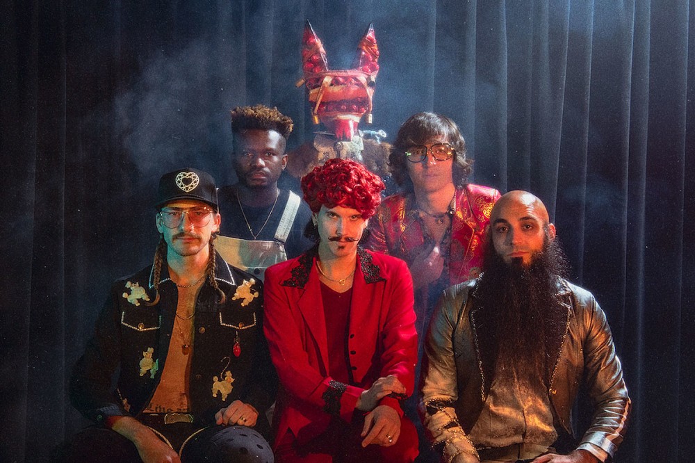 Foxy Shazam Reveal ‘I’m in Love’ Vignette, Announce ‘The Heart Behead You’ Album Foxy Shazam Reveal ‘I’m in Love’ Vignette, Announce ‘The Heart Behead You’ Album