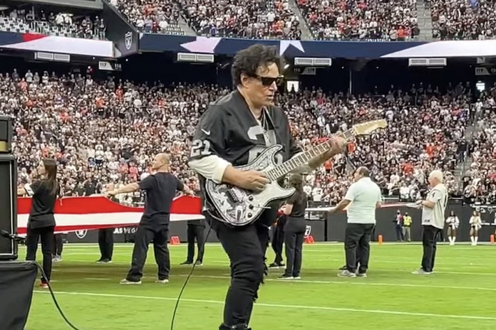 Journey’s Neal Schon Shreds National Anthem at Raiders Vs. Bears NFL Game Journey’s Neal Schon Shreds National Anthem at Raiders Vs. Bears NFL Game