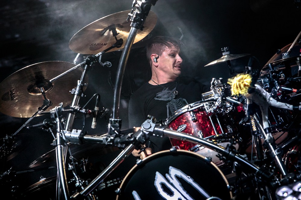Korn’s Ray Luzier Tests Positive for COVID-19, FEVER 333’s Aric Improta Tabbed as Fill-In Korn’s Ray Luzier Tests Positive for COVID-19, FEVER 333’s Aric Improta Tabbed as Fill-In