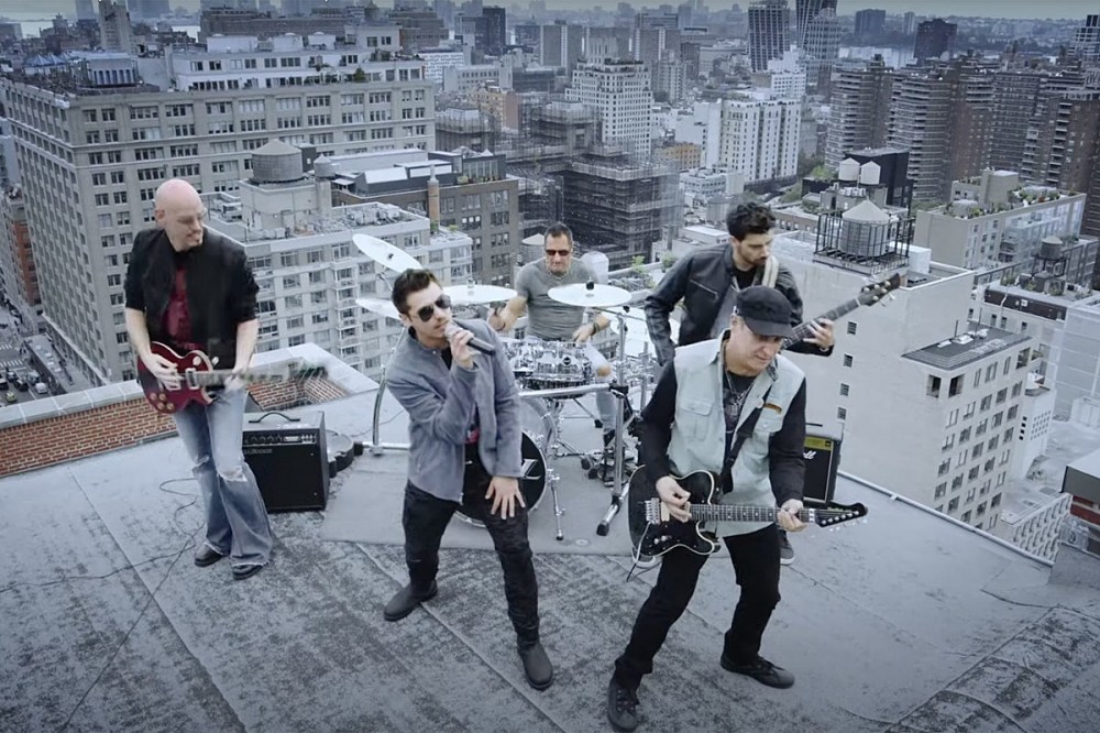 Fuel Swept Up in Relationship Bliss in New Song ‘Landslide’ Fuel Swept Up in Relationship Bliss in New Song ‘Landslide’