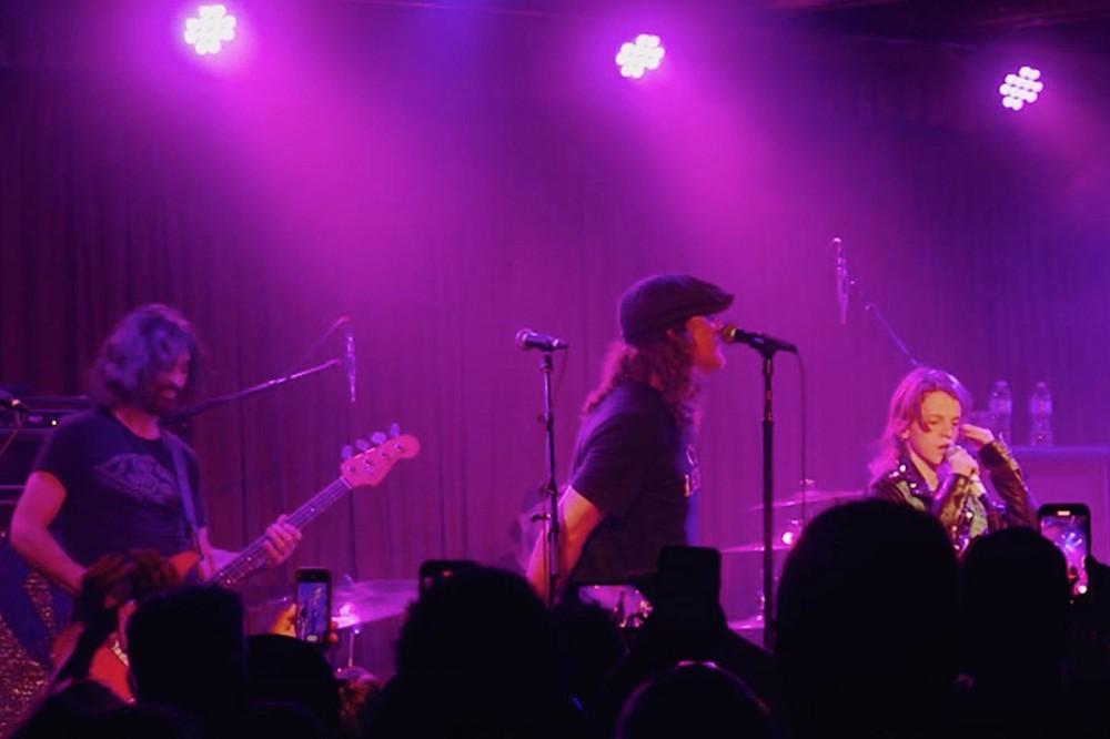 Candlebox Welcome 13-Year-Old TikTok Star Onstage for ‘Far Behind’ Candlebox Welcome 13-Year-Old TikTok Star Onstage for ‘Far Behind’