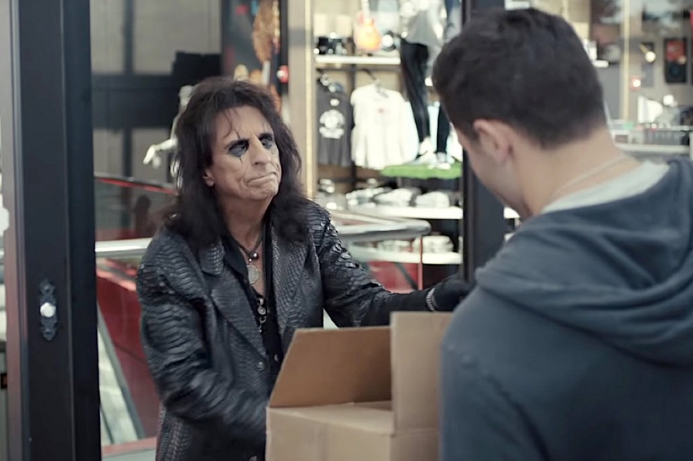Watch Alice Cooper Iron Out a Delivery Mix-Up With NFL QB Baker Mayfield Watch Alice Cooper Iron Out a Delivery Mix-Up With NFL QB Baker Mayfield