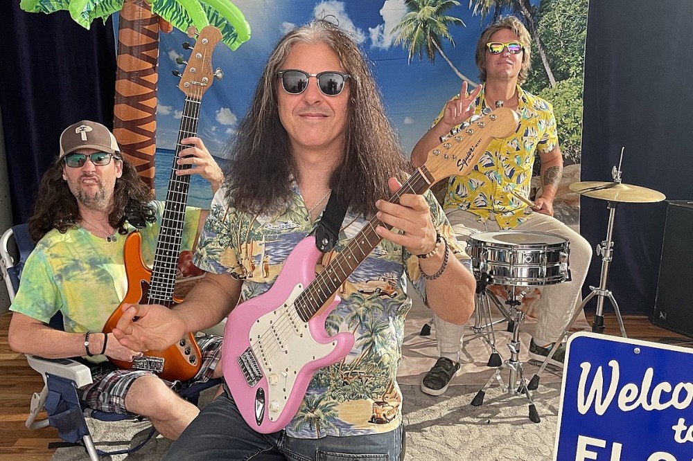 Testament’s Alex Skolnick Sings, Not Raps, on His Jazz Trio’s First-Ever Blues Song Testament’s Alex Skolnick Sings, Not Raps, on His Jazz Trio’s First-Ever Blues Song