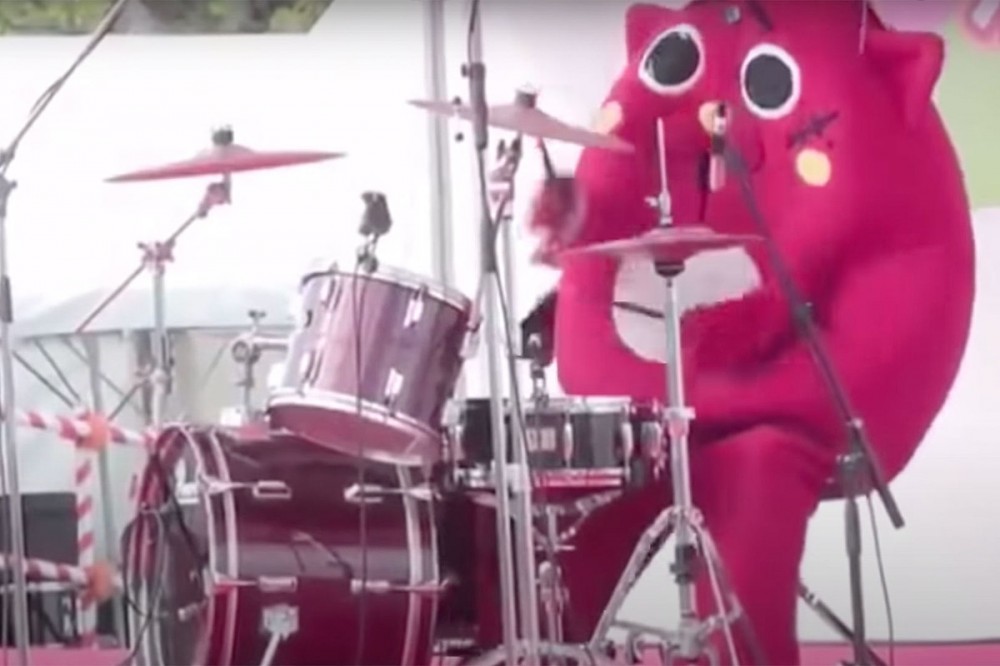 Drummer in Animal Costume Can’t Help But Bring the Fury During Children’s Music Concert Drummer in Animal Costume Can’t Help But Bring the Fury During Children’s Music Concert