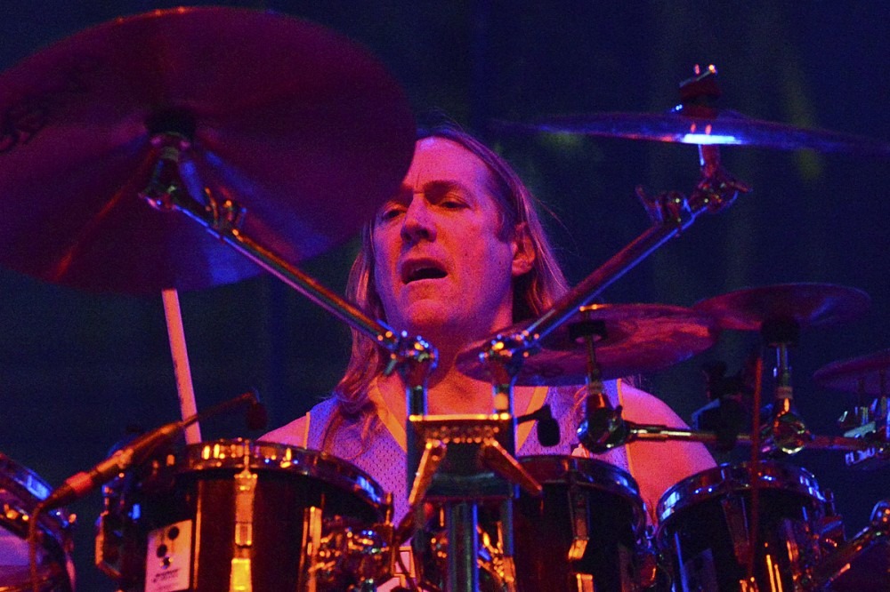 Danny Carey’s Drum Tech Is a God, Replaces Snare Mid-Tool Song – Watch
