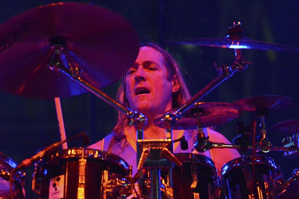 Danny Carey’s Drum Tech Is a God, Replaces Snare Mid-Tool Song – Watch Danny Carey’s Drum Tech Is a God, Replaces Snare Mid-Tool Song – Watch