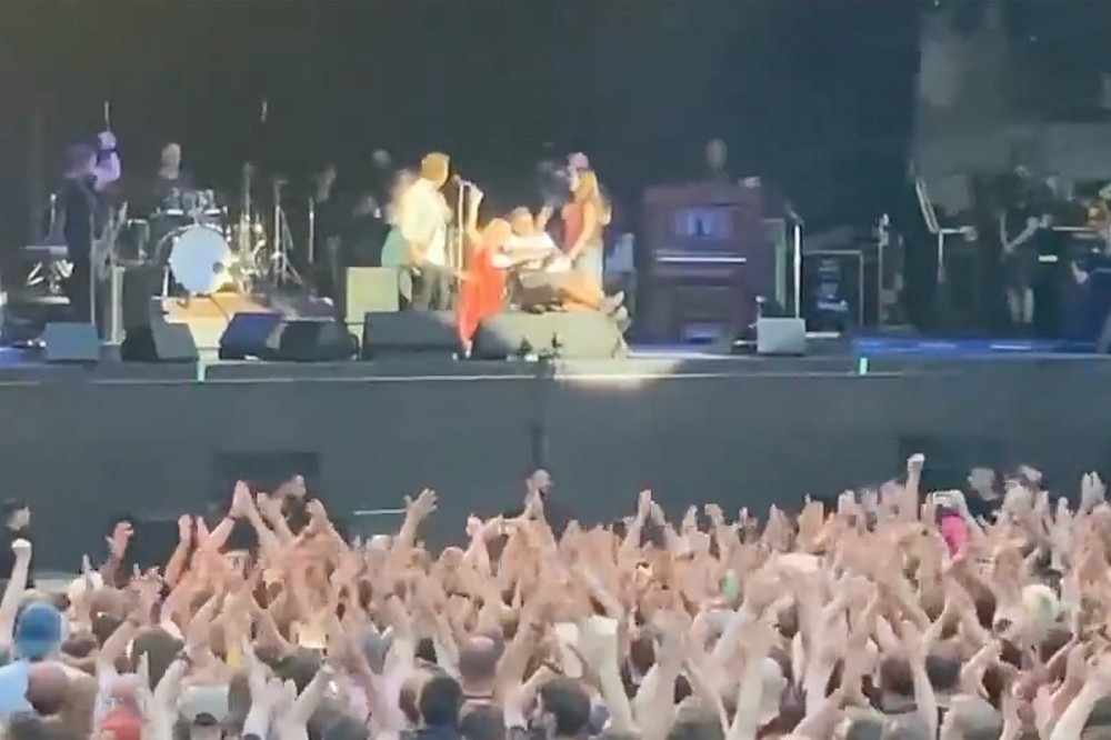 Pearl Jam Fan With Terminal Diagnosis Overcomes Venue Regulations to See Band as Last Wish Pearl Jam Fan With Terminal Diagnosis Overcomes Venue Regulations to See Band as Last Wish