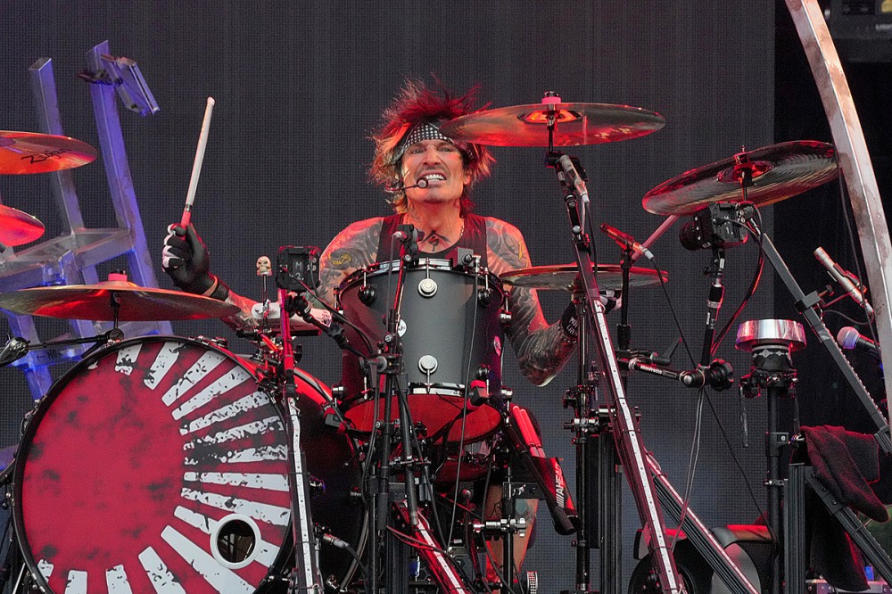 Tommy Lee’s Wife Reveals How Drummer Broke His Ribs Tommy Lee’s Wife Reveals How Drummer Broke His Ribs