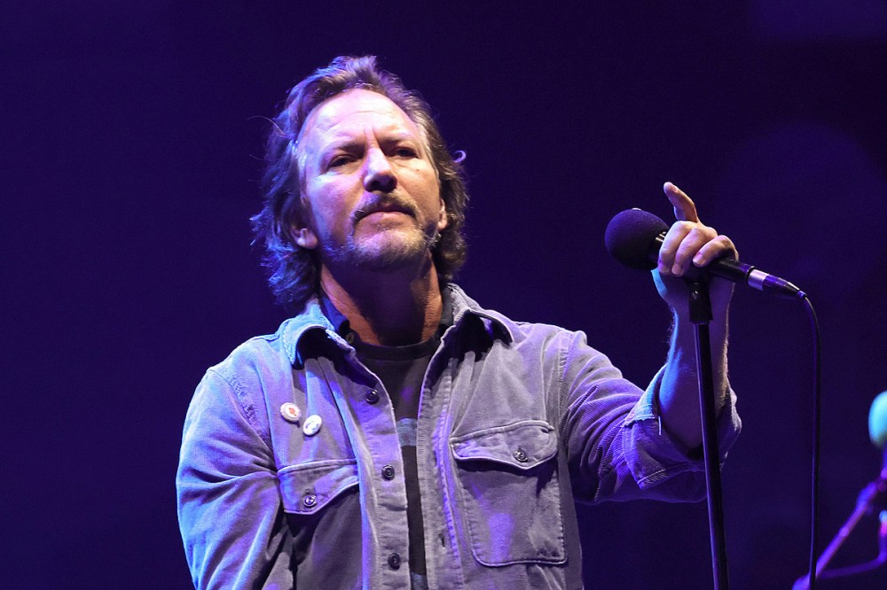 Eddie Vedder Ejects Pearl Jam Fan – ‘I’m Sorry Ma’am, There’s No Violence Allowed’ Eddie Vedder Ejects Pearl Jam Fan – ‘I’m Sorry Ma’am, There’s No Violence Allowed’