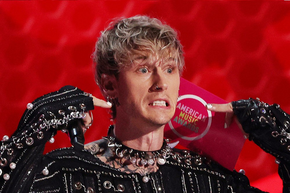 Fan Gropes Machine Gun Kelly While Trying to Take Selfie With Singer at Show Fan Gropes Machine Gun Kelly While Trying to Take Selfie With Singer at Show