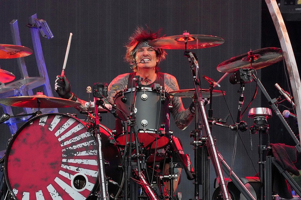 Video Appears to Show Motley Crue Using Backing Track for Drums