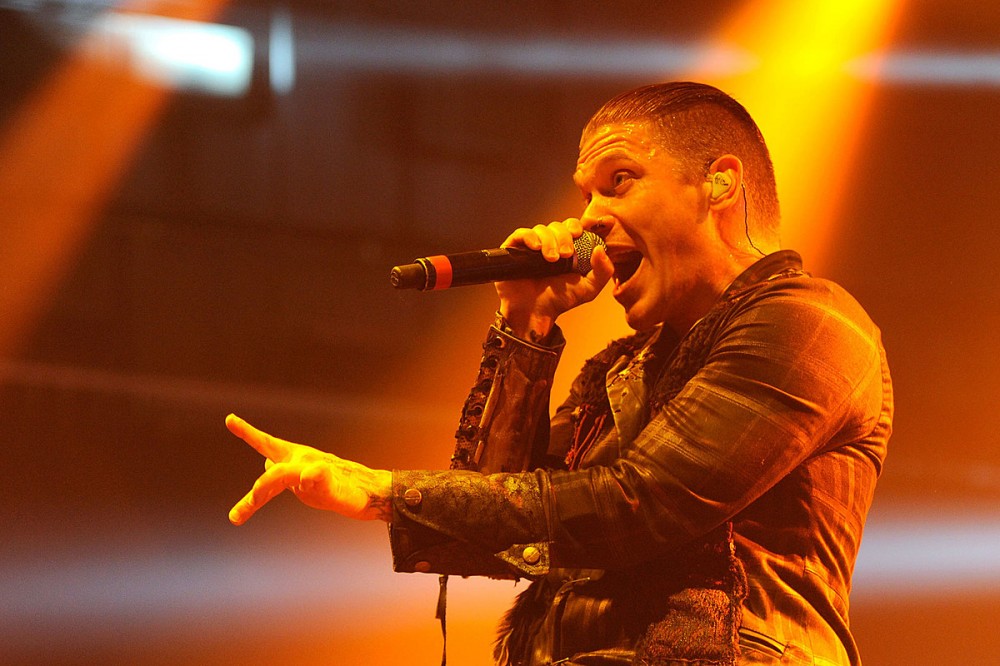 Shinedown’s Brent Smith Breaks Up Audience Fight During Show Shinedown’s Brent Smith Breaks Up Audience Fight During Show