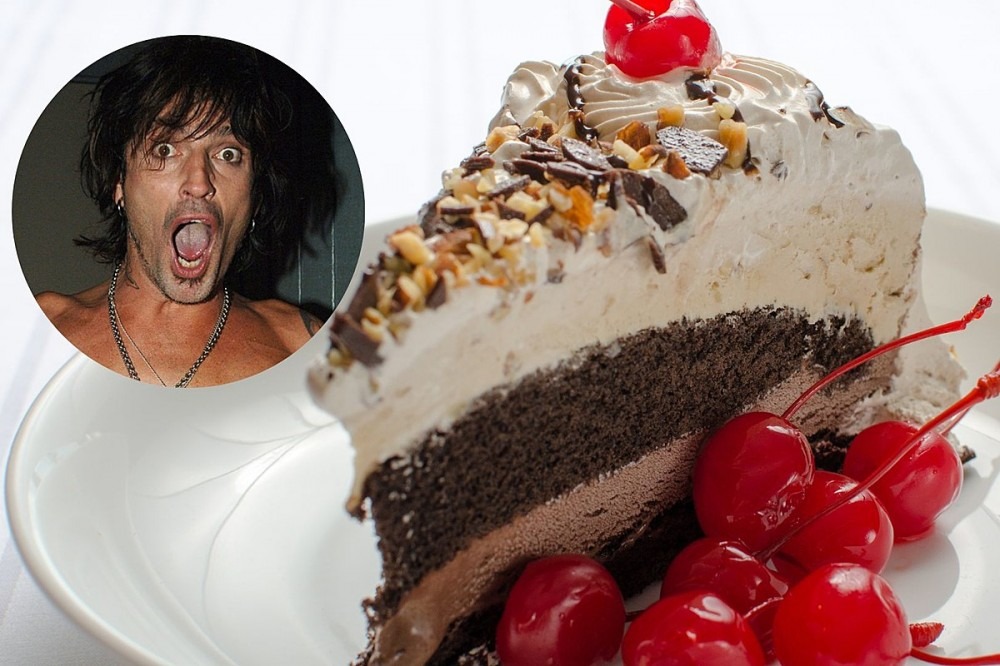 See Cakes Made for Each Act on the ‘Stadium Tour’ See Cakes Made for Each Act on the ‘Stadium Tour’