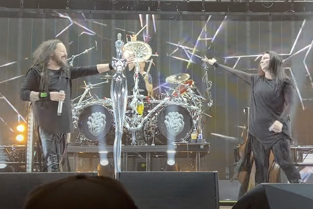 Evanescence’s Amy Lee Joins Korn Onstage to Sing ‘Freak on a Leash’ at Tour Kickoff