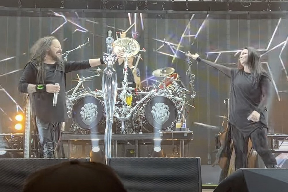 Evanescence’s Amy Lee Joins Korn Onstage to Sing ‘Freak on a Leash’ at Tour Kickoff Evanescence’s Amy Lee Joins Korn Onstage to Sing ‘Freak on a Leash’ at Tour Kickoff