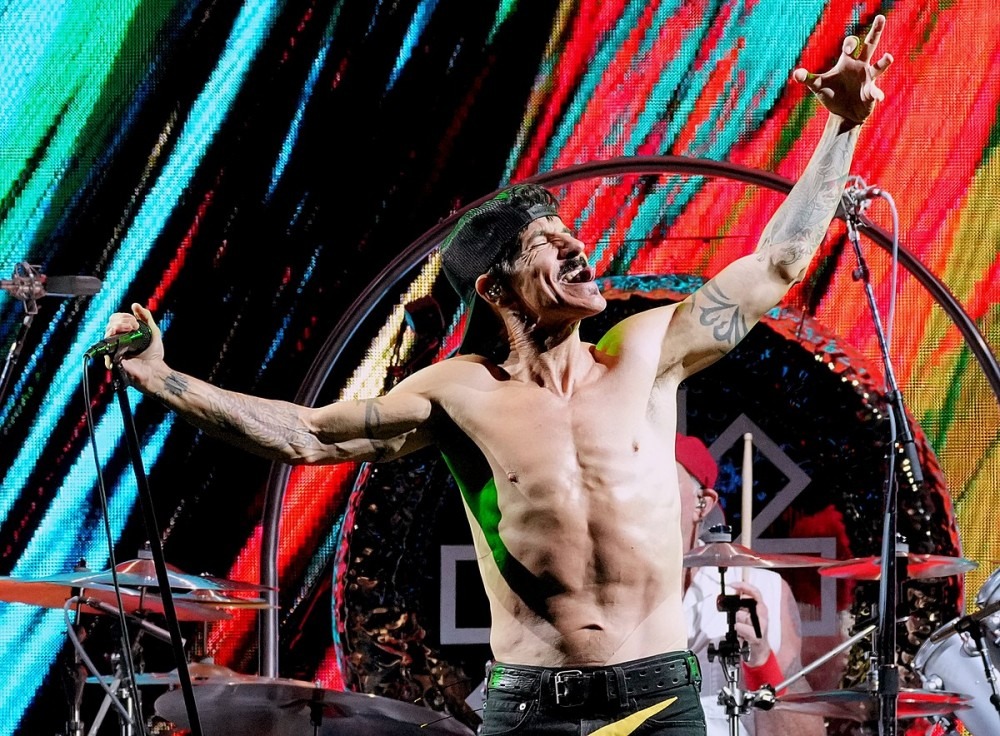 Watch Red Hot Chili Peppers Perform at 2022 MTV VMAs + Accept Global Icon Award