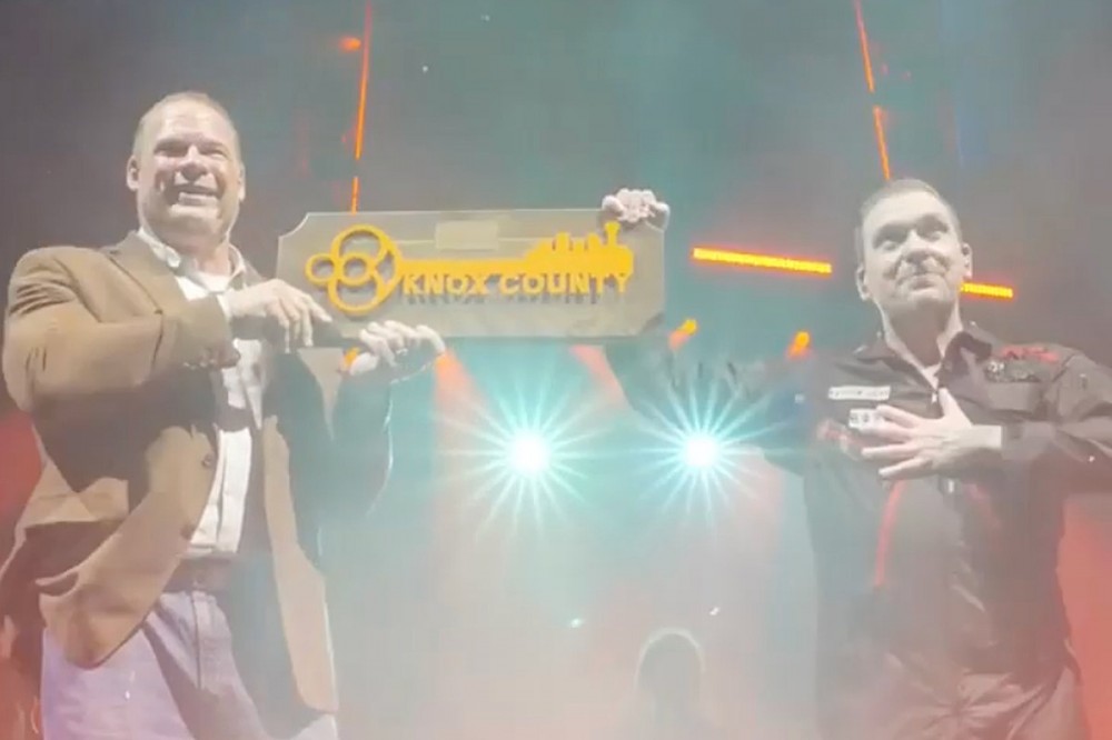 Shinedown’s Brent Smith Presented With Key to Hometown by WWE Legend Kane Shinedown’s Brent Smith Presented With Key to Hometown by WWE Legend Kane