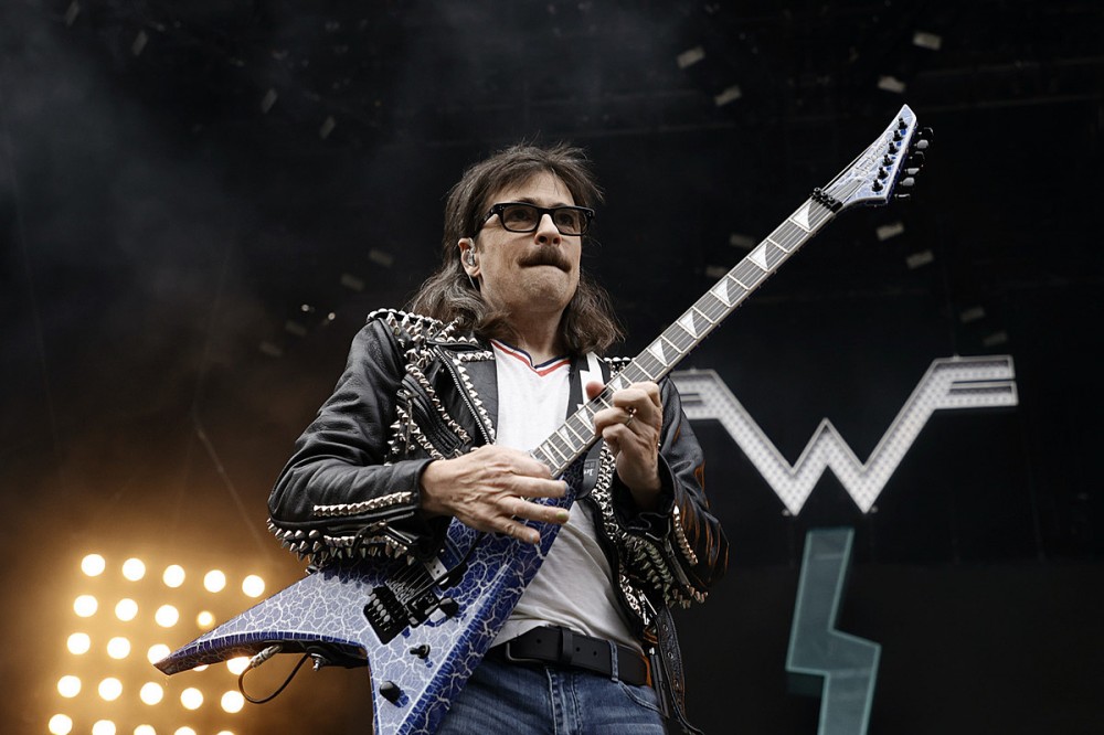 Fan Honors Weezer With Roadside Billboard, Band Seemingly Responds With Its Own